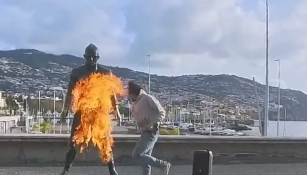 پەیکەری رۆناڵدۆ سووتێنرا