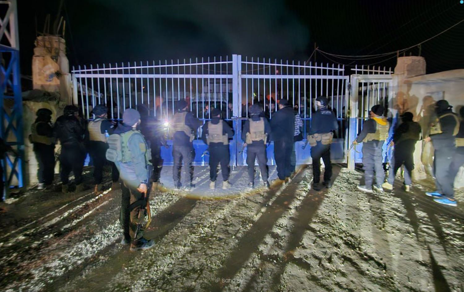 قوات سورية أمام بوابة مخيم الهول