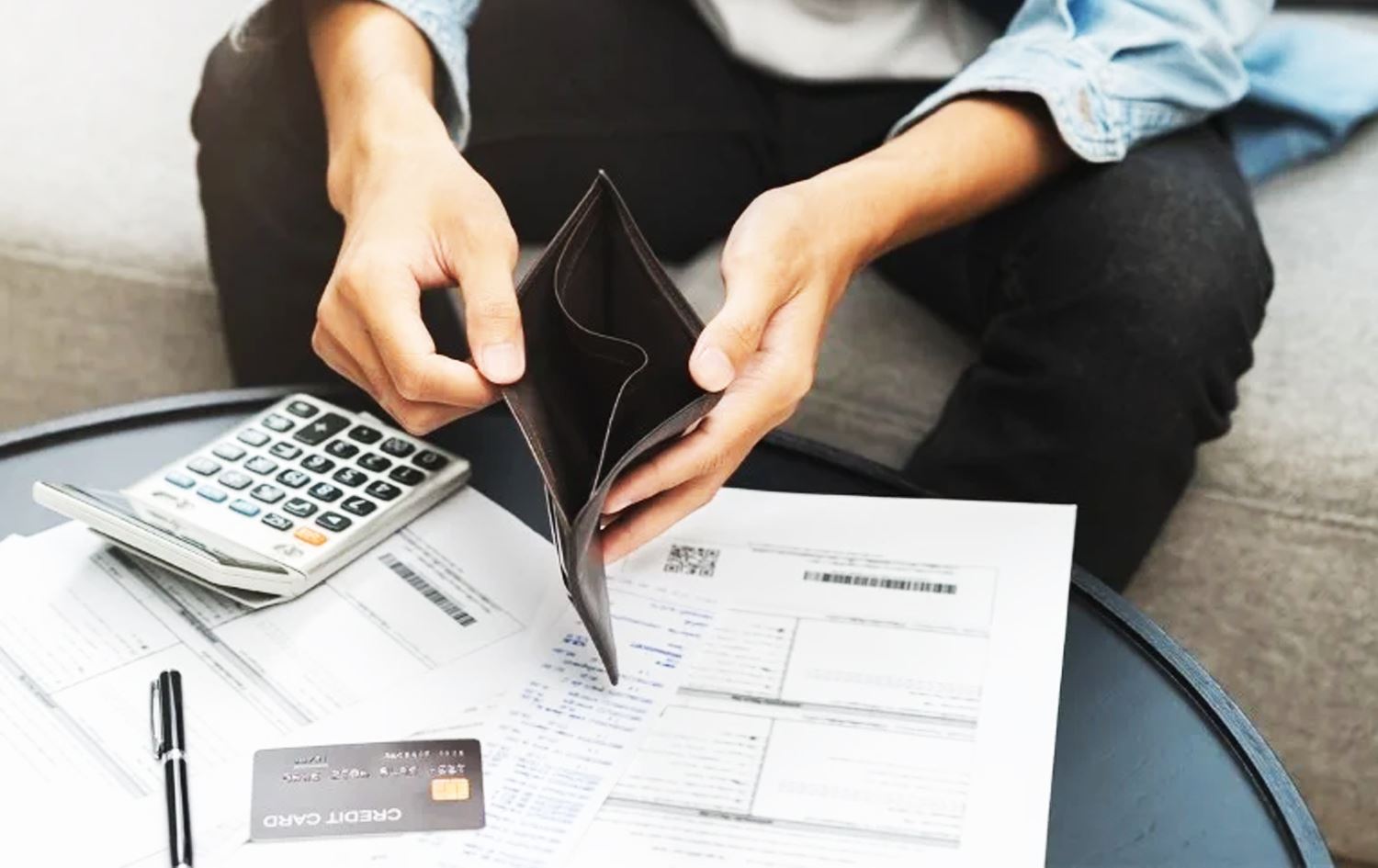 کەسێک جانتای پارەکەی بەتاڵە و پێی خەمبار بووە.