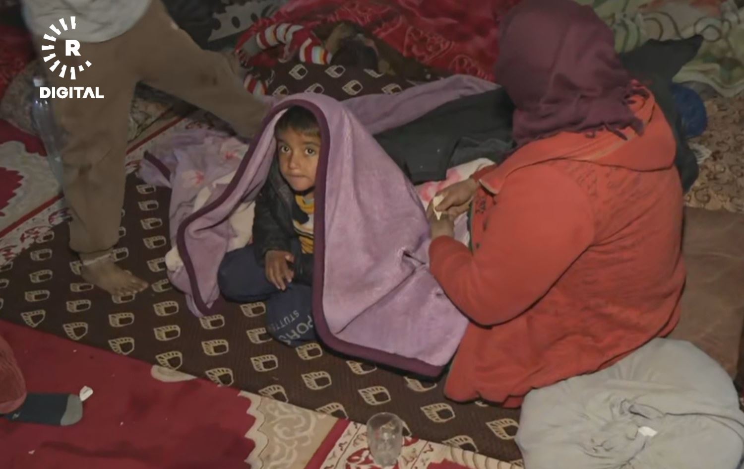 منداڵێکی ئاوارەبووی کورد لە مزگەوتێکی رەققە دەمێنێتەوە.