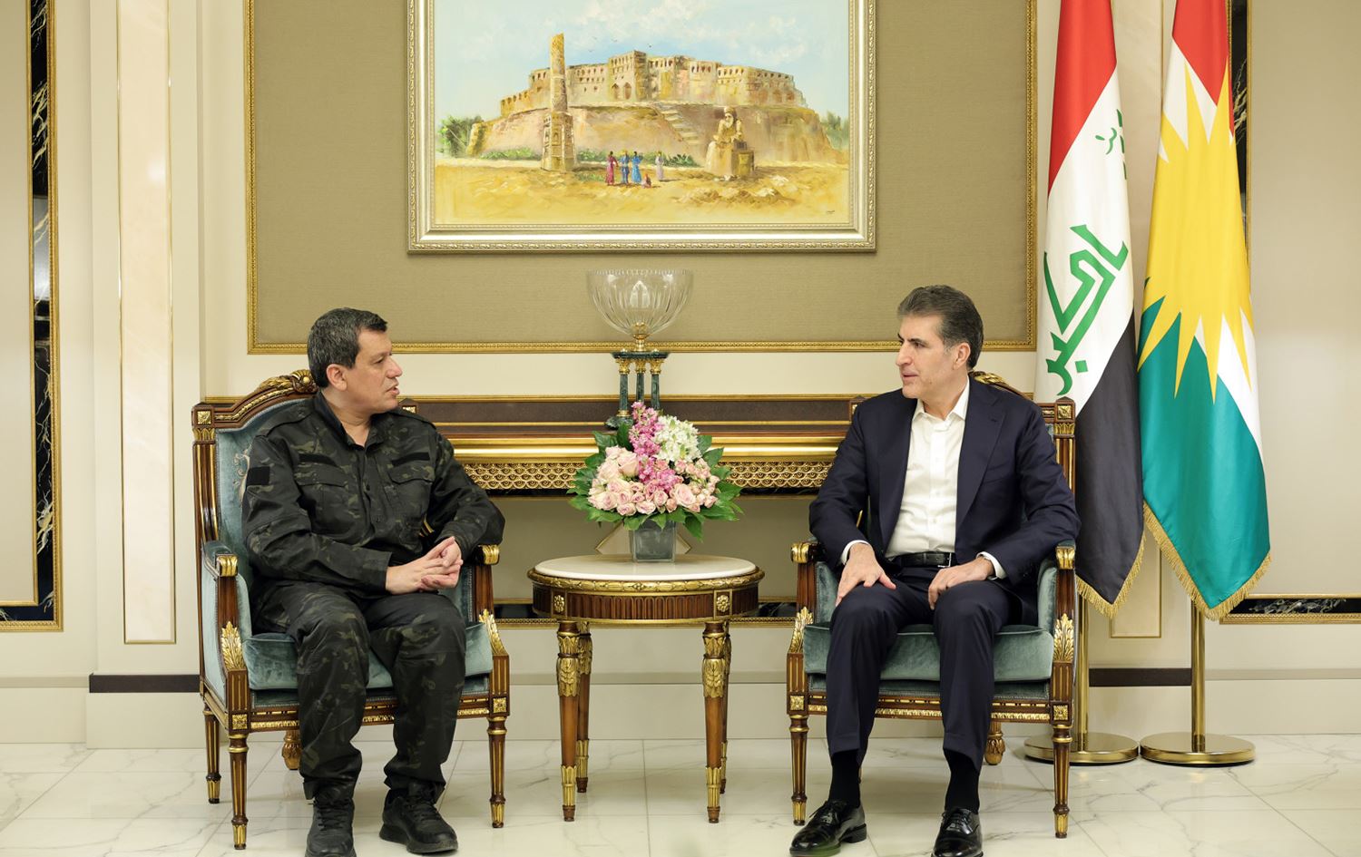 رئيس إقليم كوردستان نيجيرفان بارزاني وقائد قوات سوريا الديمقراطية (قسد) مظلوم عبدي