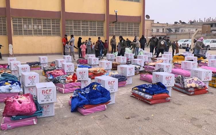 جانب من مساعدات مؤسسة بارزاني الخيرية في إحدى مدارس قامشلو 