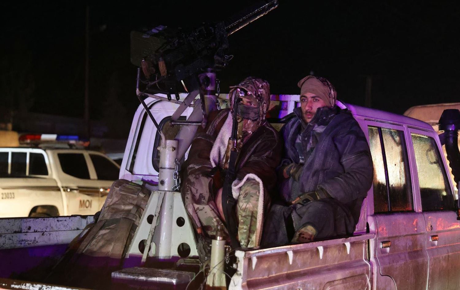 مقاتلان من قوات سوريا الديمقراطية أثناء الانسحاب من سجن أقطان-AFP