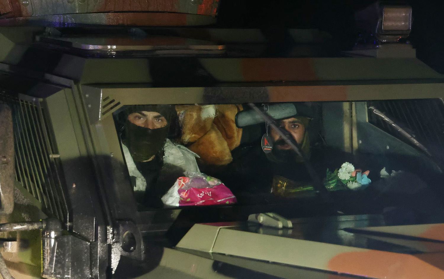 مقاتلان من قوات سوريا الديمقراطية أثناء الانسحاب من سجن أقطان-AFP