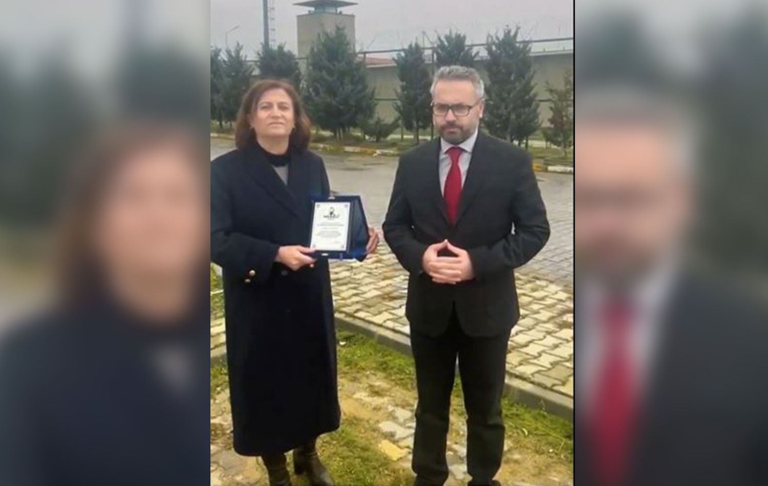 CHP İstanbul Milletvekili Türkan Elçi ve Tahir Elçi Vakfı Başkanı Mahsum Batı, Osman Kavala'nın tutuklu bulunduğu Silivri Cezaevi önünde açıklam yaptı. / Video alıntısı