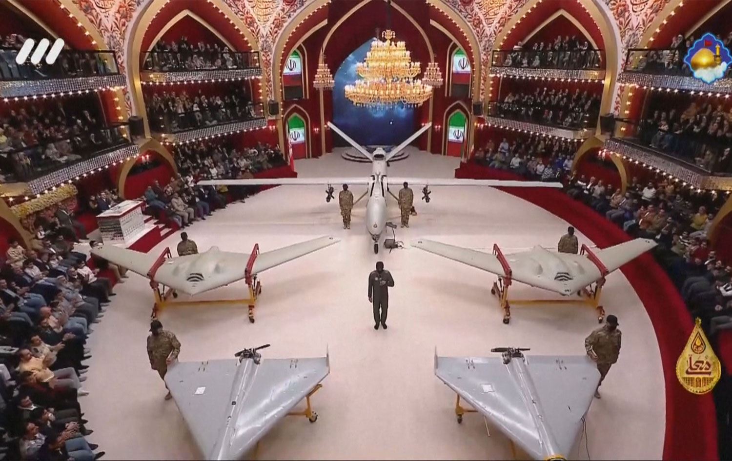 ئێران چەند درۆنێکی نمایشکردووە و هەڕەشە لە ئەمریکا دەکات.