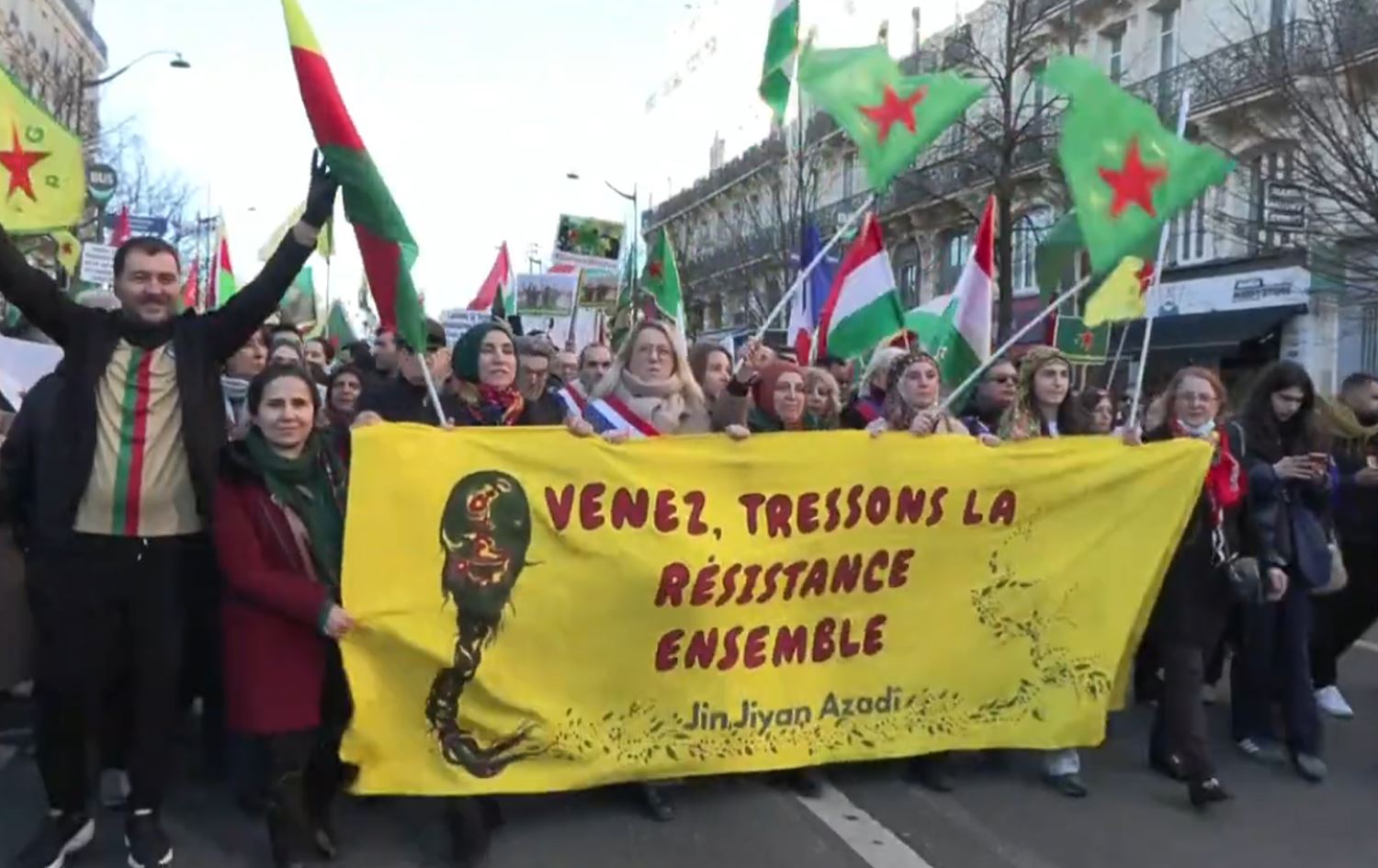 الآلاف يتظاهرون في باريس تضامناً مع كورد سوريا