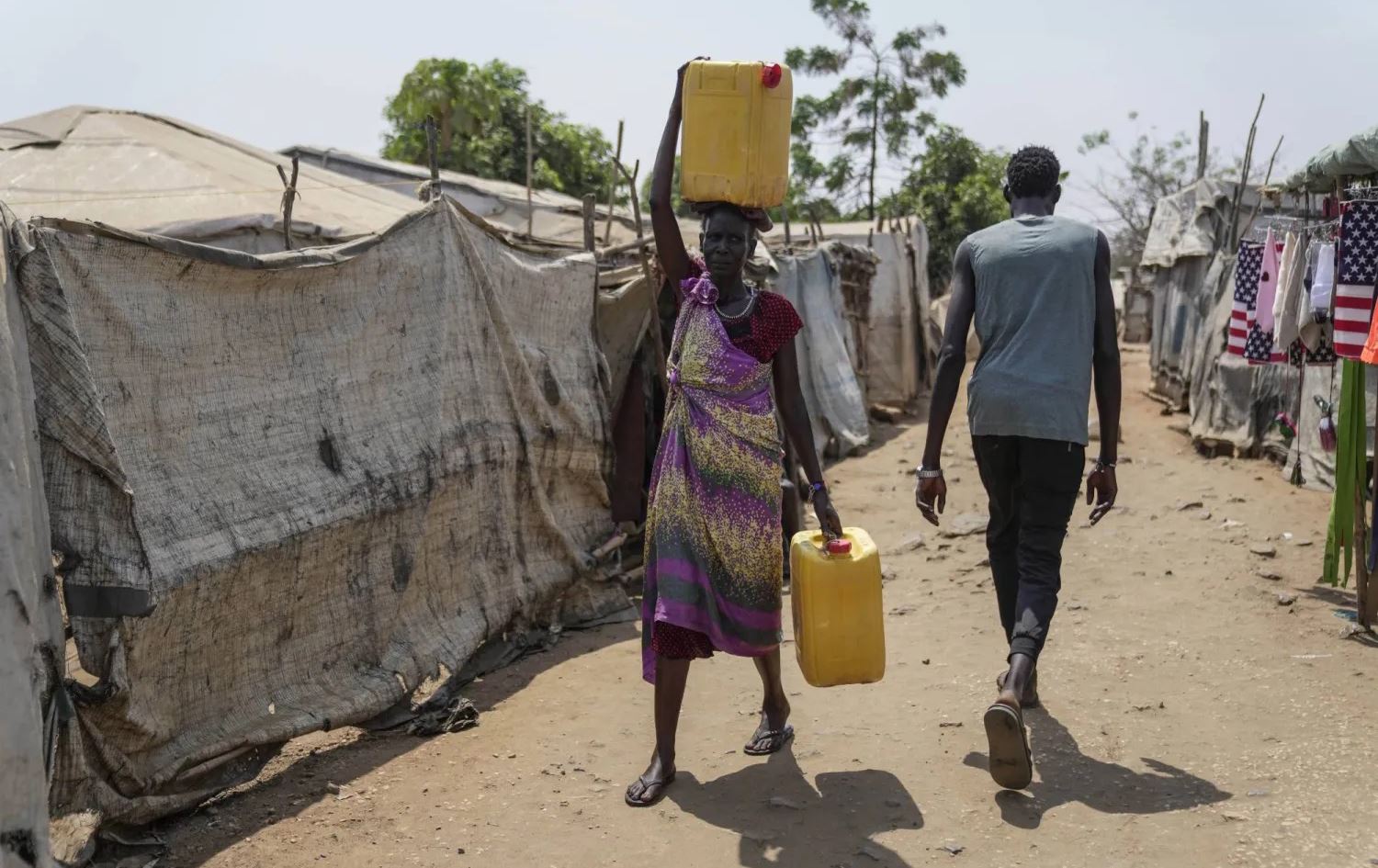 نازحة من جنوب السودان تملأ الماء