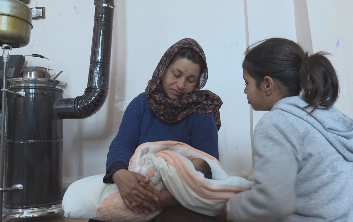  رنكين محمود، النازحة الكوردية من عفرين مع طفلتيها في إحدى مدارس قامشلو