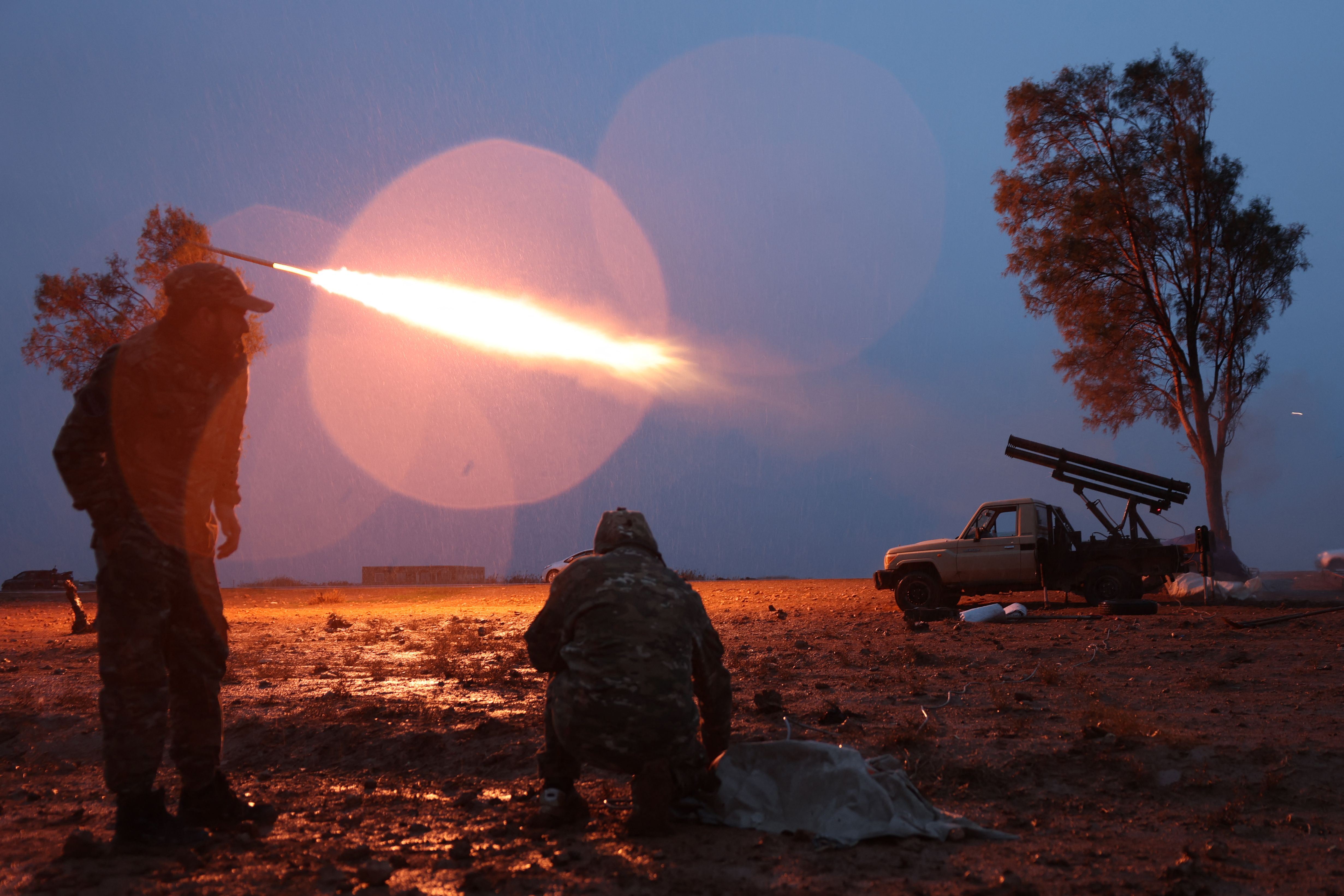 هاویشتنی مووشەکێک لەلایەن سوپای عەرەبیی سووریاوە بە ئاراستەی ناوچەکانی ژێر دەستی هەسەدە. وێنە: AFP