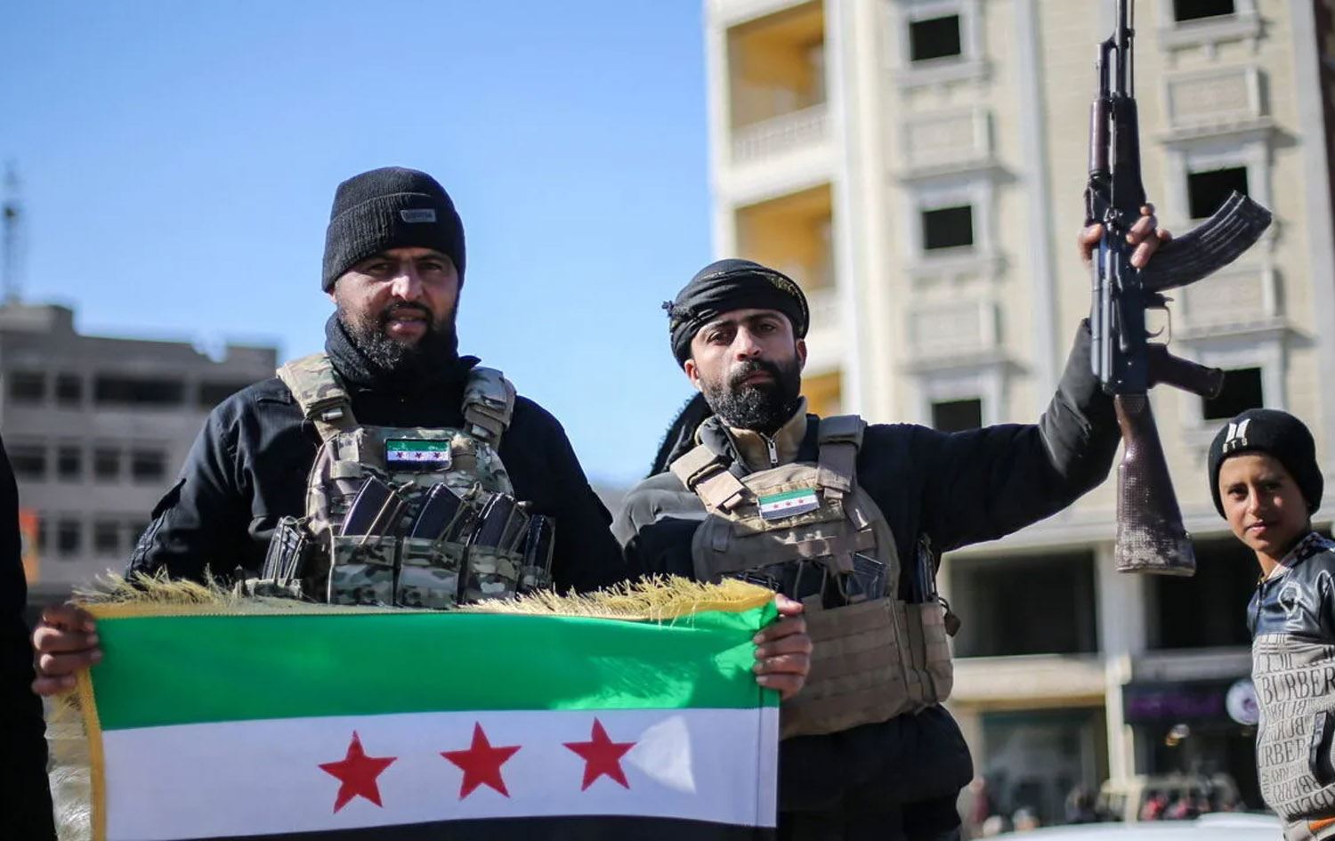 دوو چەکداری سەر بە سوپای عەرەبیی سووریا. وێنە: Getty Images