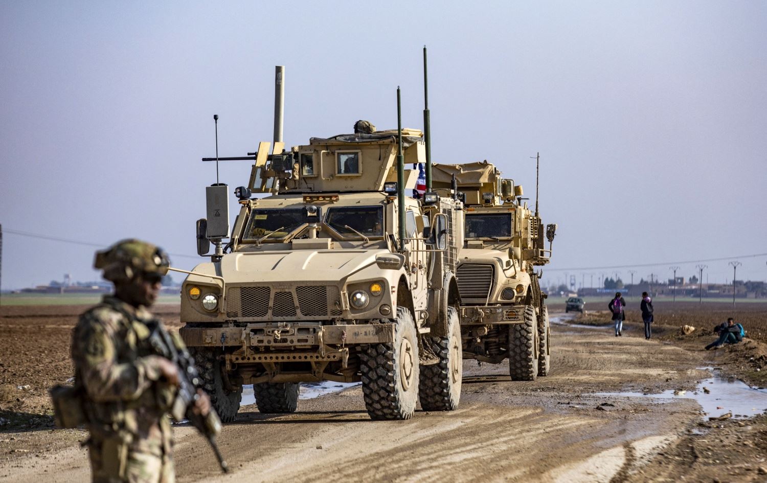 قوات أميركية خارج حقول الرميلان في الحسكة/ صورة أرشيفية-AFP