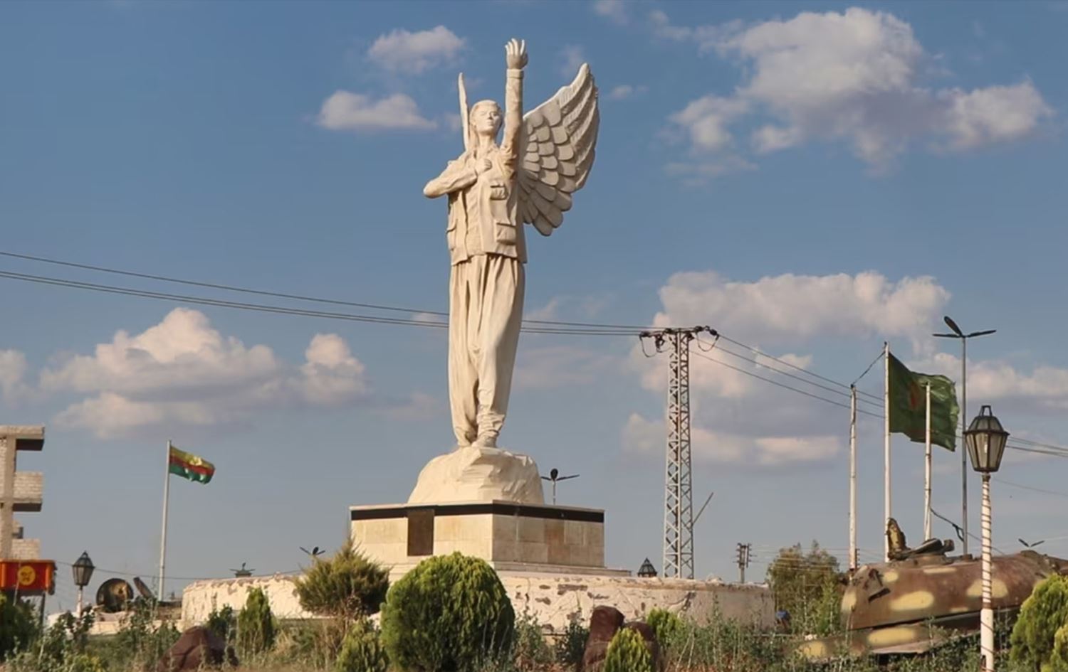 پەیکەرێکی شەڕڤانێکی کورد لە ناوەندی شاری کۆبانی. وێنەکە: سۆشیال میدیا