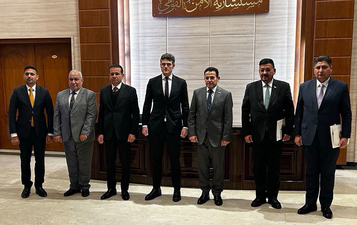  جۆو کێنت، بەڕێوەبەری ناوەندی نیشتمانیی بەرەنگاربوونەوەی تیرۆری ئەمریکا لەگەڵ  قاسم ئەعرەجی، راوێژکاری ئاسایشی نیشتمانی و نوێنەرانی وەزارەتی بەرگری و سەرکردەکانی دەزگای دژەتیرۆری عێراق