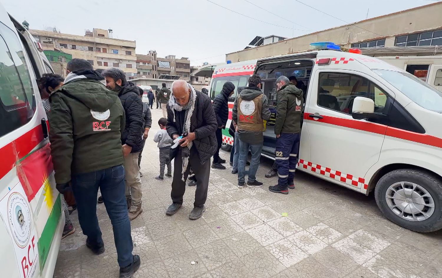 تیمی پزیشکیی دەزگای خێرخوازیی بارزانی لە قامیشلۆن و چارەسەری نەخۆشەکان دەکەن. وێنە: رووداو