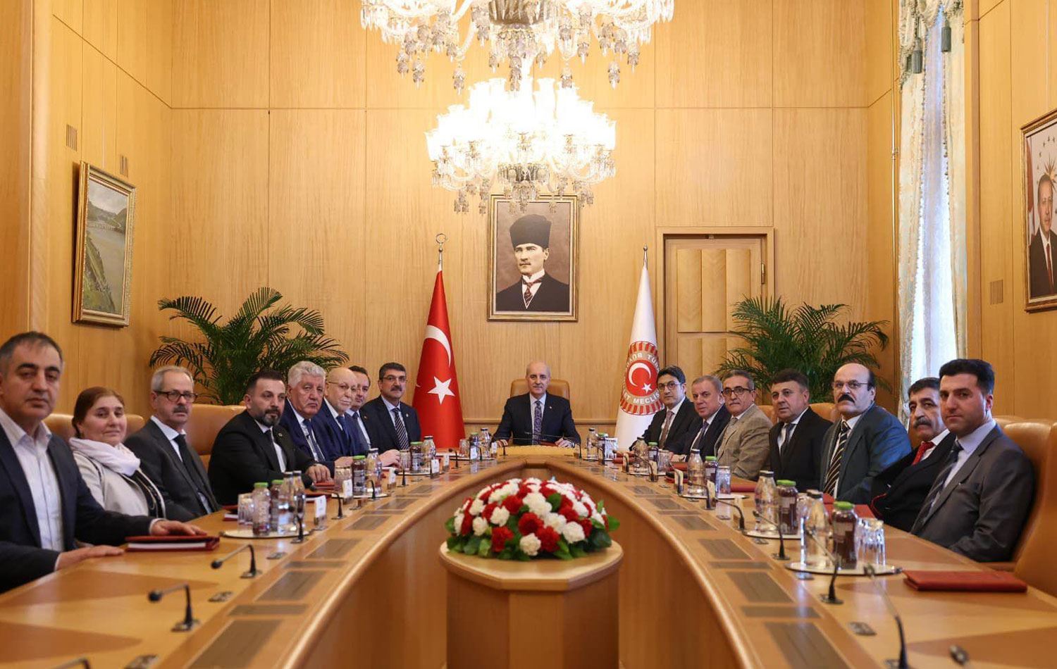 Ezidi heyet Meclis Başkanı Numan Kurtulmuş ile bir araya geldi.