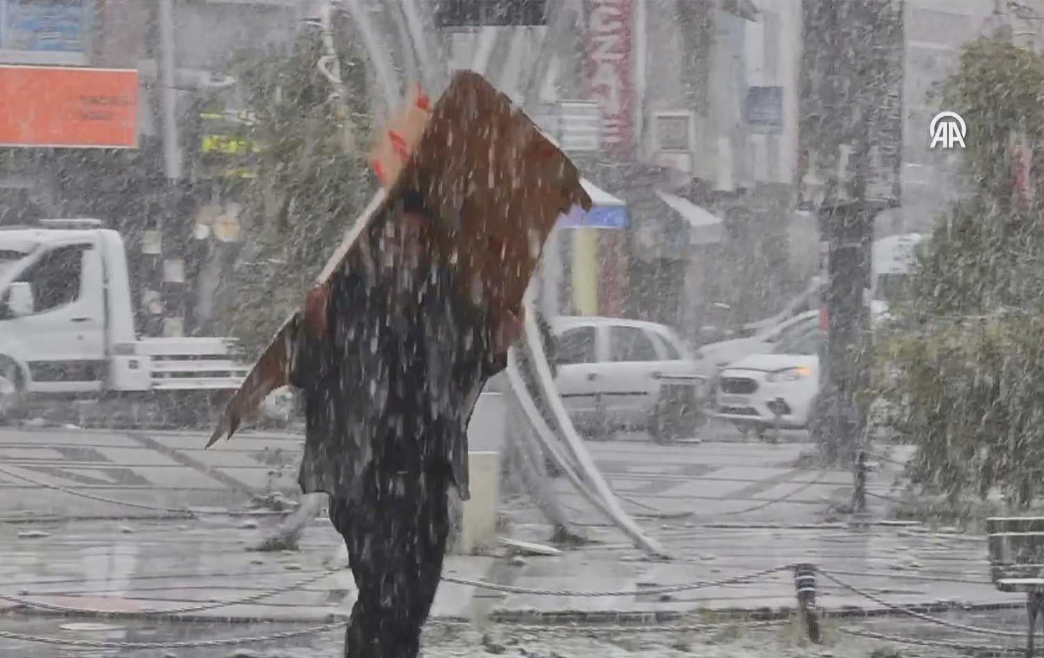 دیمەنی بەفربارین لە قەرس. وێنە: ئەرشیڤ