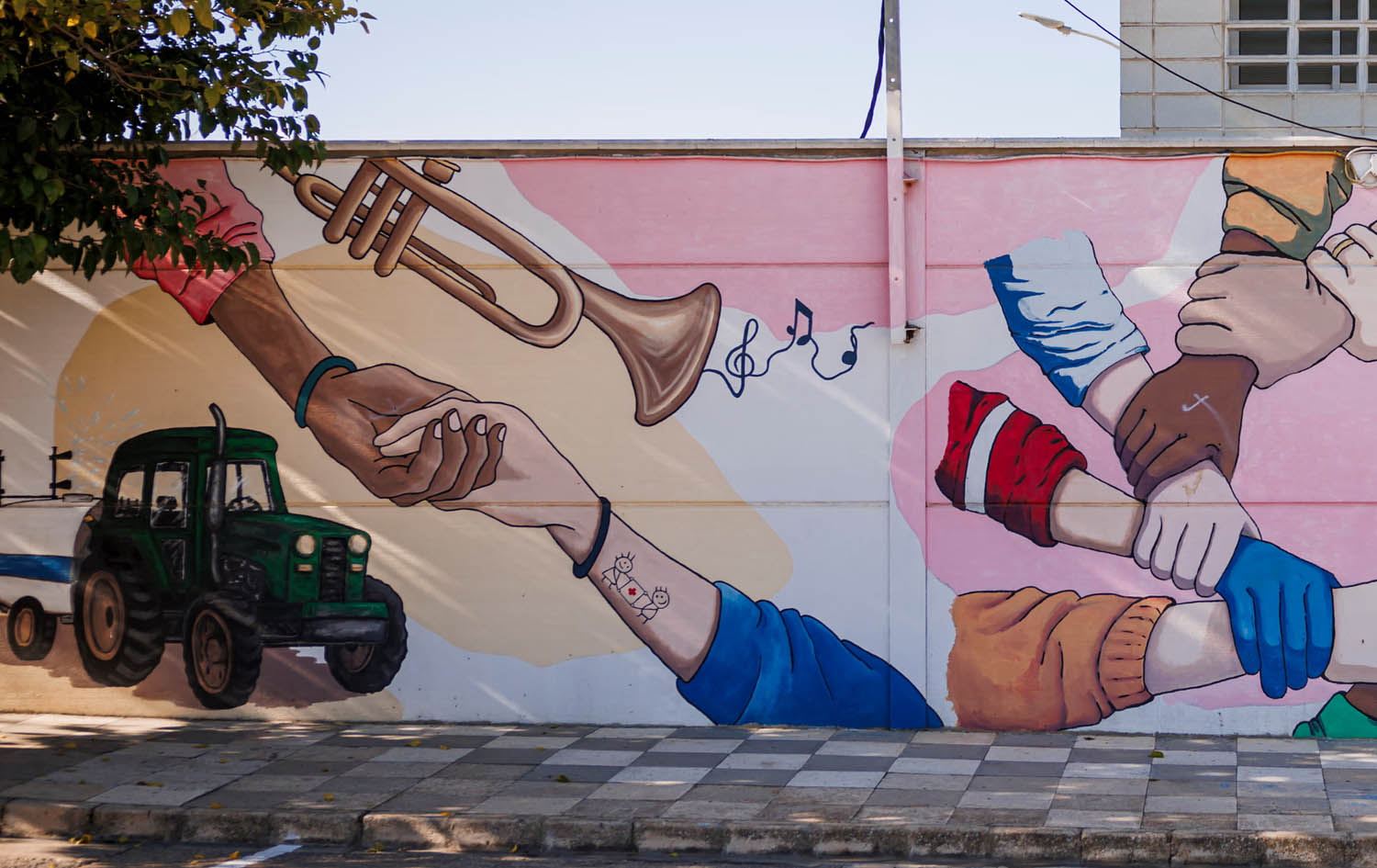 لەسەر دیواری شارێکی ئیسپانیا وێنەیەک کێشراوە کە گوزارشت لە پاڵپشتی دەربڕین بۆ کۆچبەران دەکات. وێنە: Pablo Garcia/The Guardian