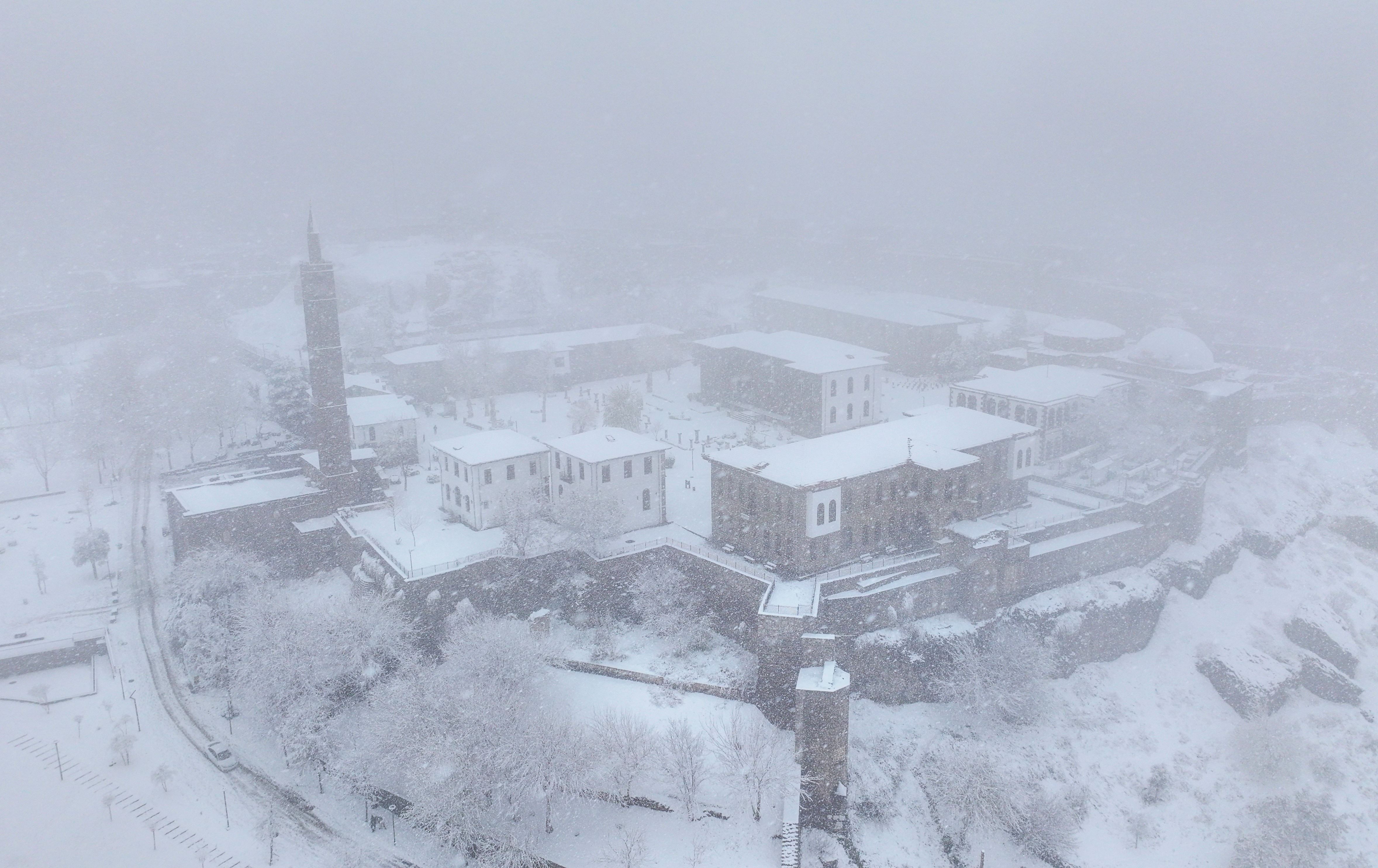 بەفر رووی قەڵای ئامەدی داپۆشیوە لە زستانی 2025-2026. وێنە: AA