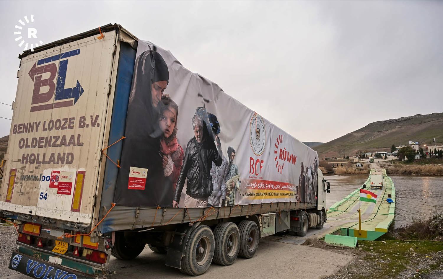 پەڕینەوەی هاوکارییە مرۆییەکانی کەمپەینی 'رەنجی رووداو' لە دەروازەی سنووریی سێمالکاوە بۆ رۆژئاوای کوردستان. وێنە: بڵند تاهیر - رووداو