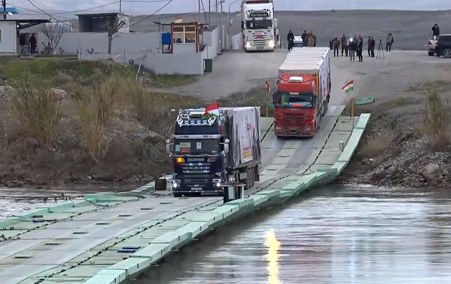 القافلة الأولى من مساعدات "رنج رووداو" تعبر إلى روجافا كوردستان