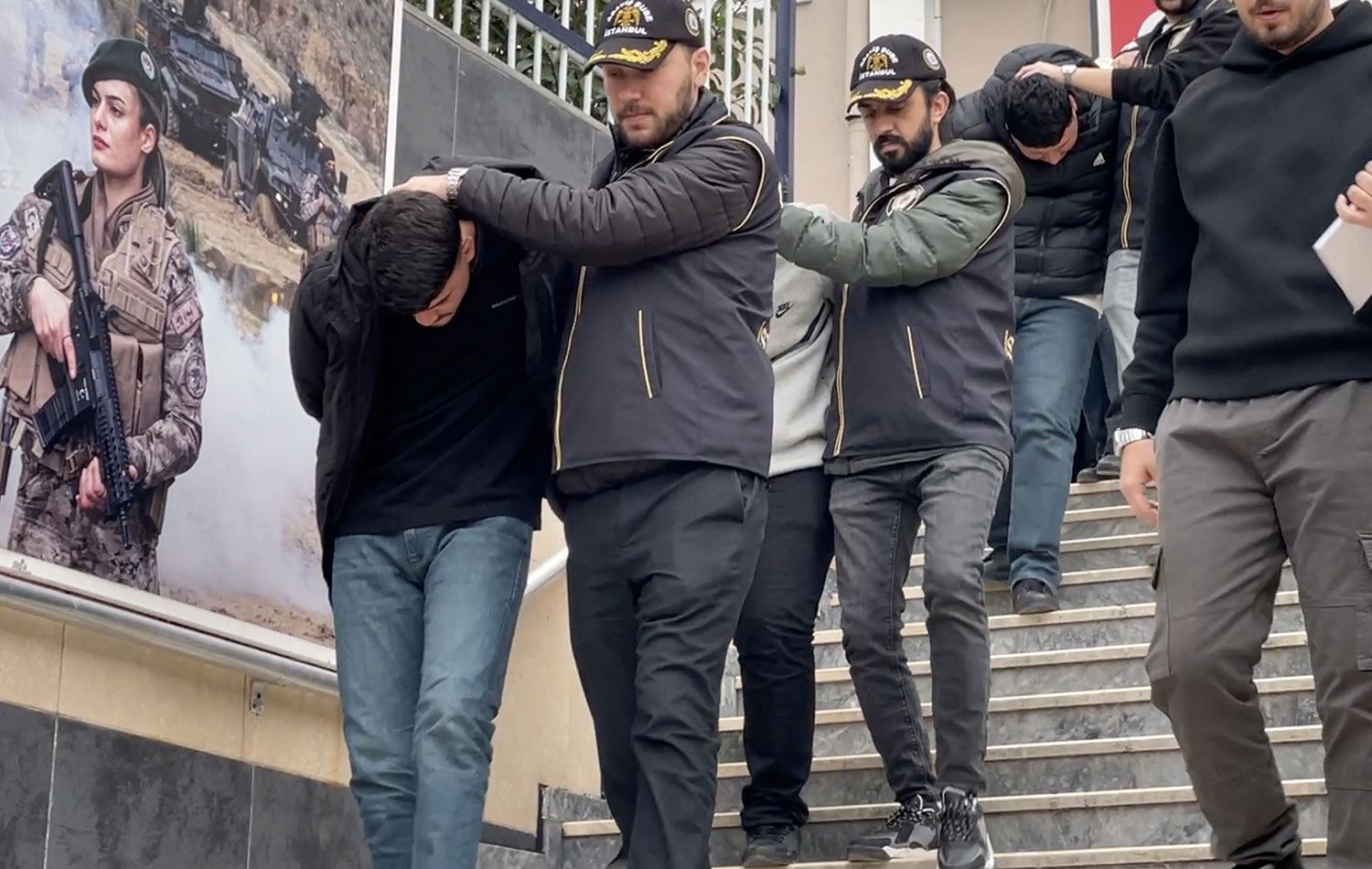 İstanbul'da 87 yaşındaki emekli öğretmeni dolandıran 4 kişiden biri, anlaşamadığı suç ortaklarını ihbar etti, bunun üzerine şüpheliler yakalandı. / AA