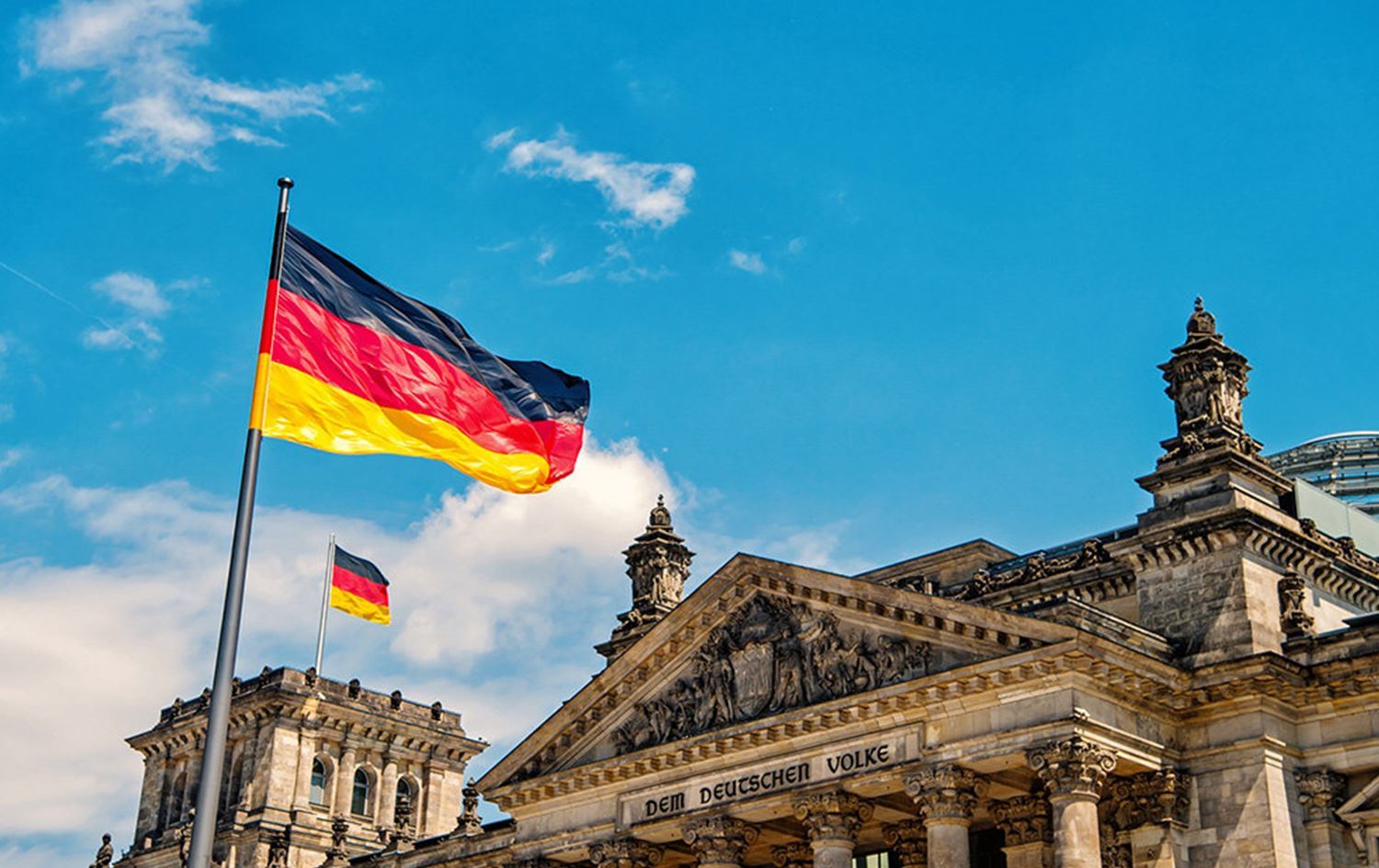 مبنى البرلمان الألماني وعليه علم ألمانيا