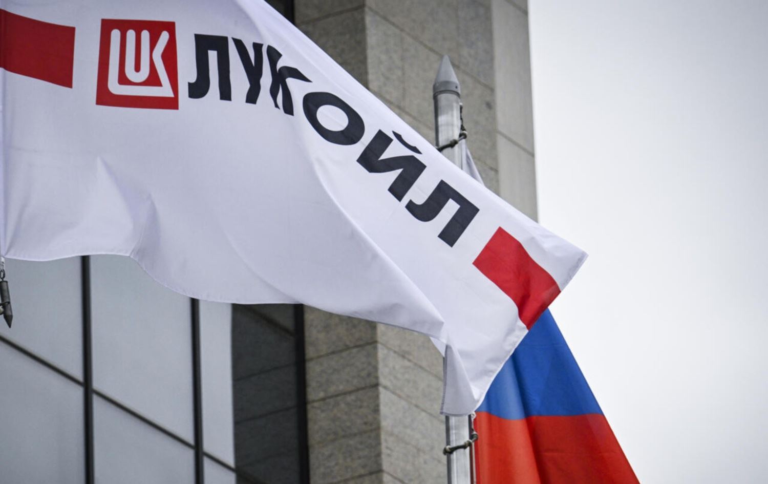 علم شركة "لوك أويل" الروسية-AFP