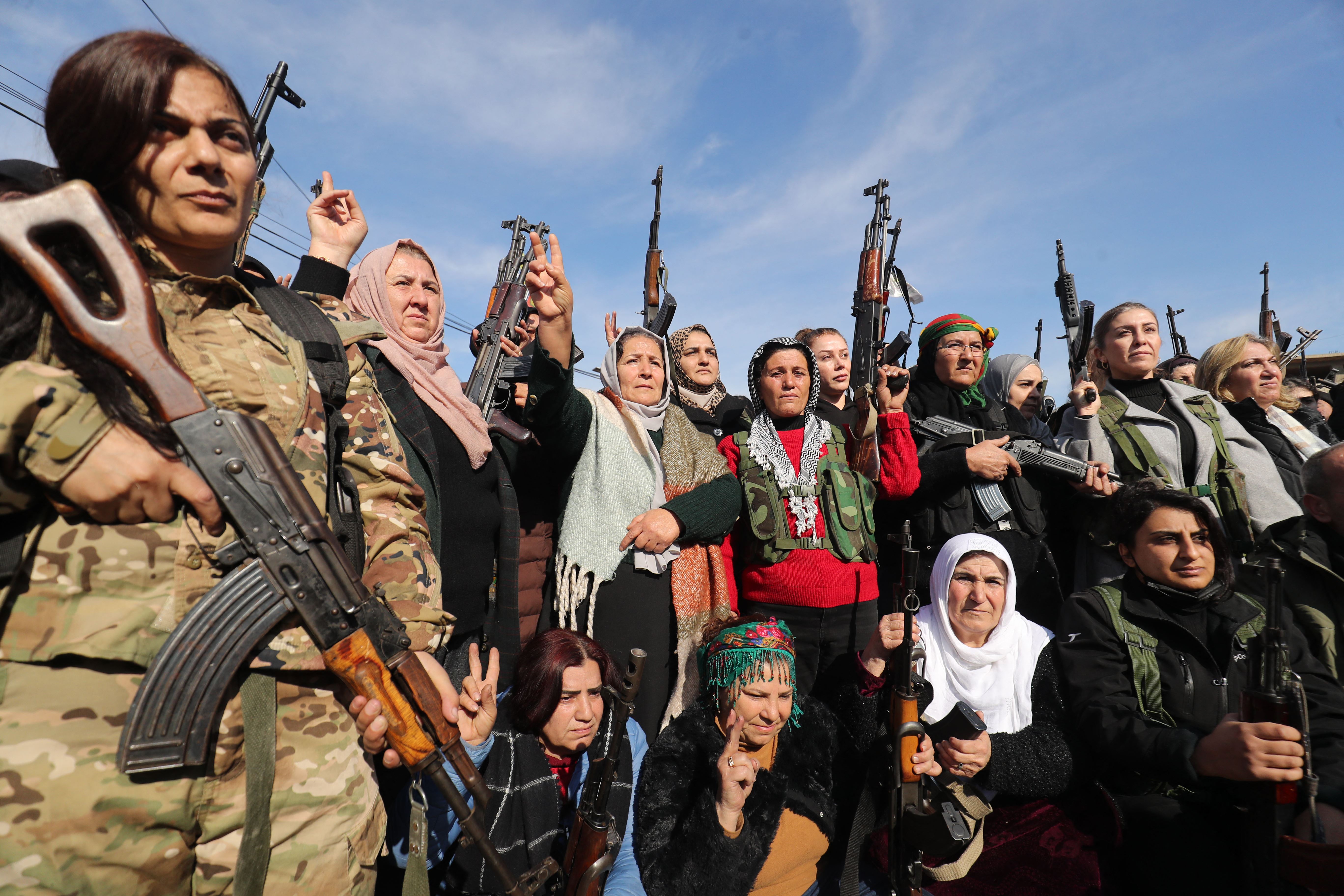 Kurdish civilians gather with their weapons in the city of Qamishli on January 20, 2026 as the Kurdish-led Syrian Democratic Forces (SDF) called for "young Kurds, men and women" both within and outside Syria to "join the ranks of the resistance". Photo: AFP