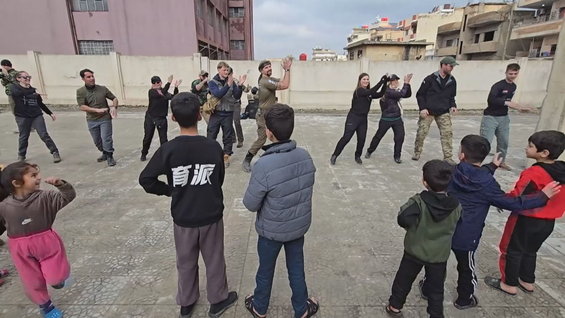 متطوعون أثناء فعالية مع أطفال من قامشلو