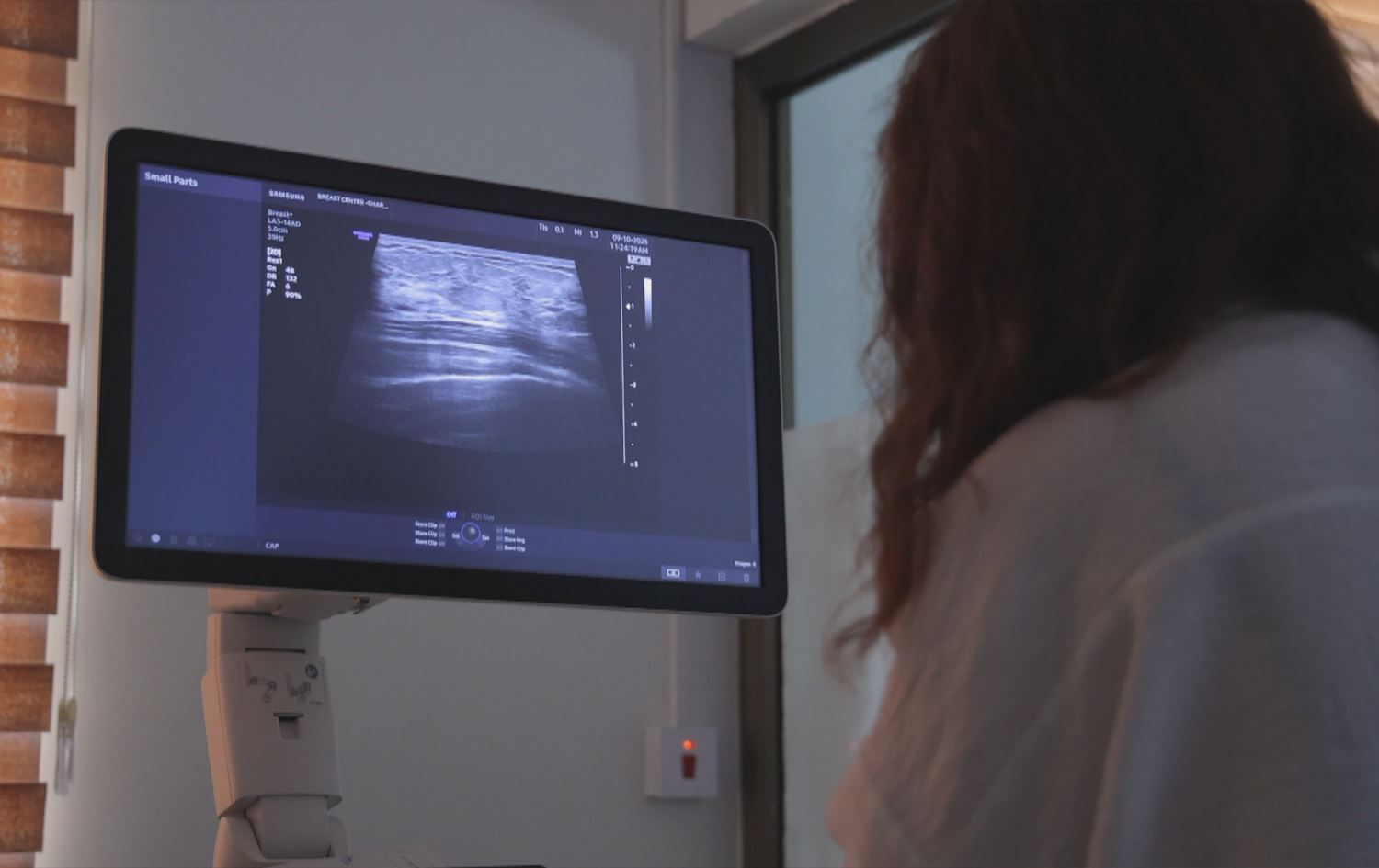 پزیشکێک پشکنینی مەمک بۆ خانمێک دەکات. وێنە: رووداو