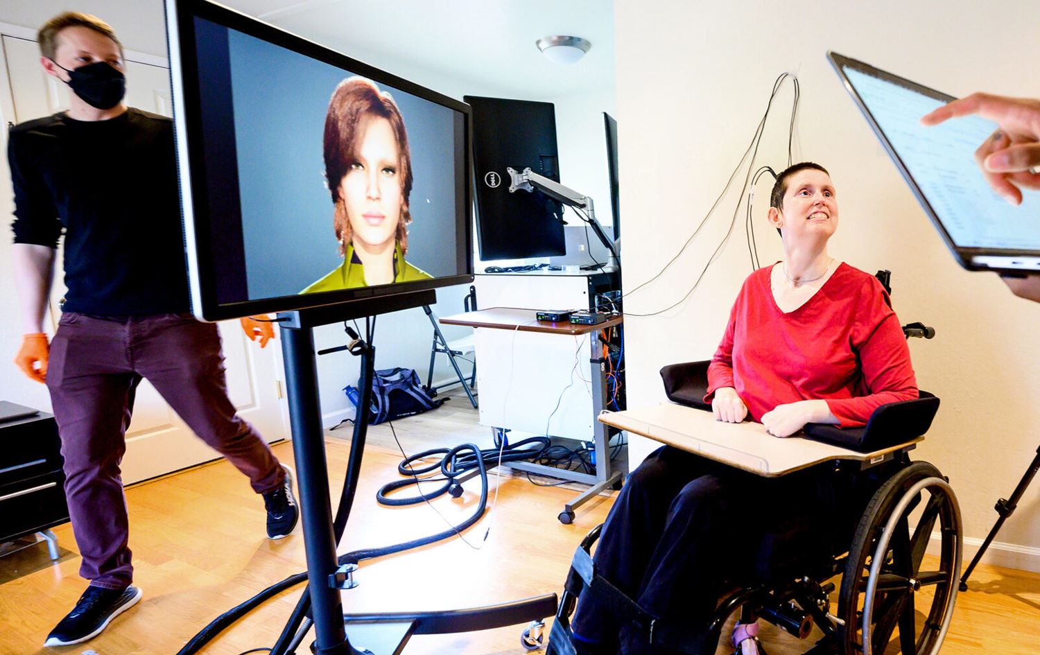 تەکنەلۆژیا نوێیەکە کە دەبەسترێت لە سەری تووشبووەکە و نێردەدەمارییەکان دەگۆڕێت بۆ نووسین و قسە.