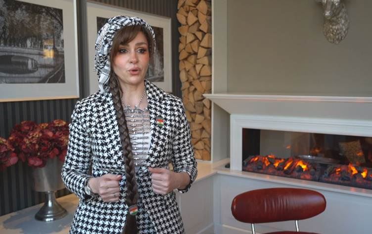 Kürt modacı Saze Salih, Paris Moda Haftası'nda kadın savaşçının saçlarının kesilmesini anlattı. / Foto: Rûdaw