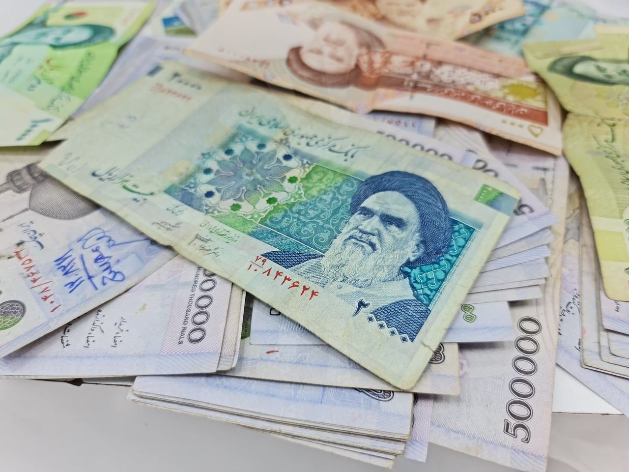 دۆلارێک 165 هەزار تمەنی ئێرانی تێدەپەڕێنێت