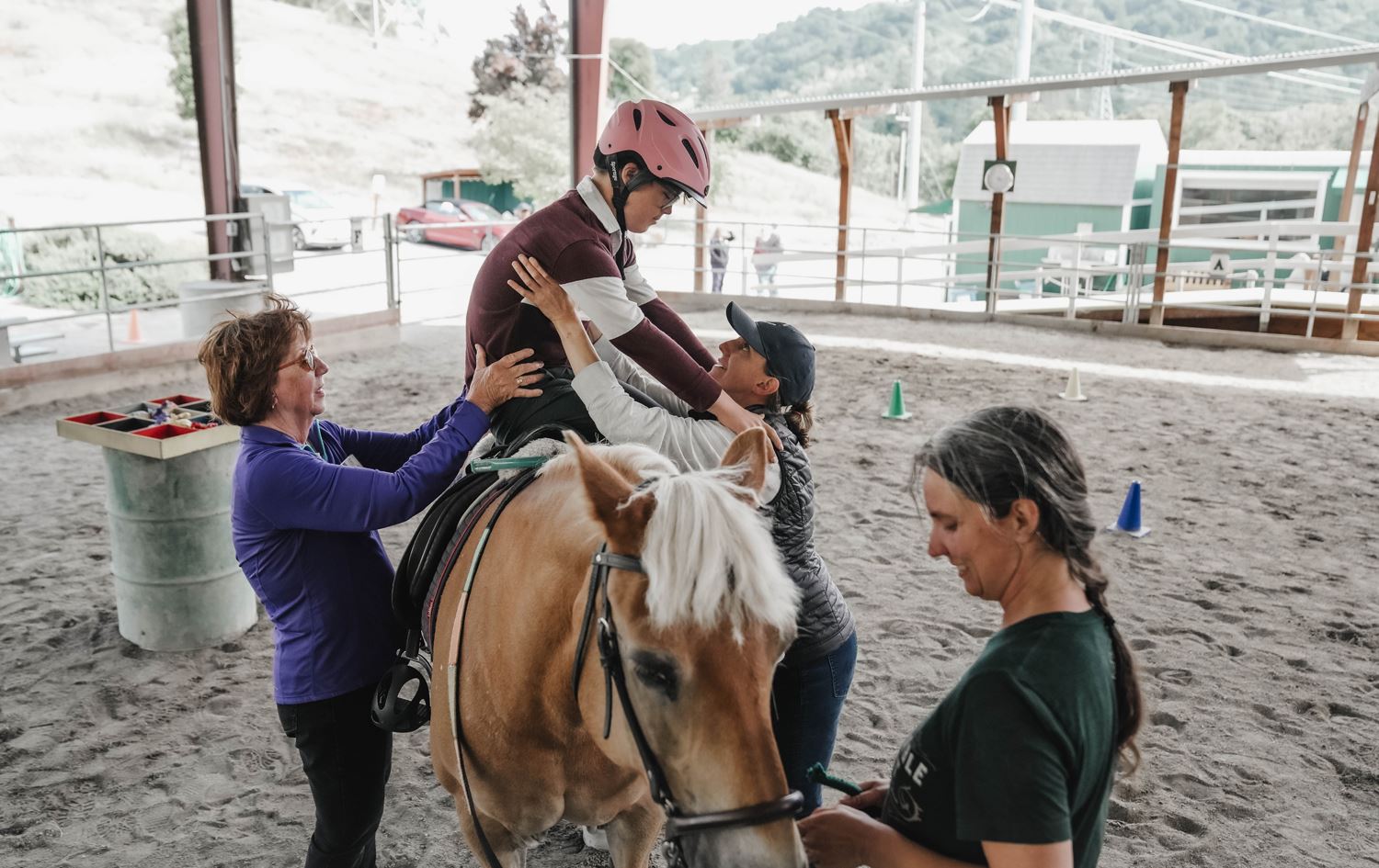 منداڵێک دەخرێتە سەر ئەسپ و ئەسپسواری دەکات.