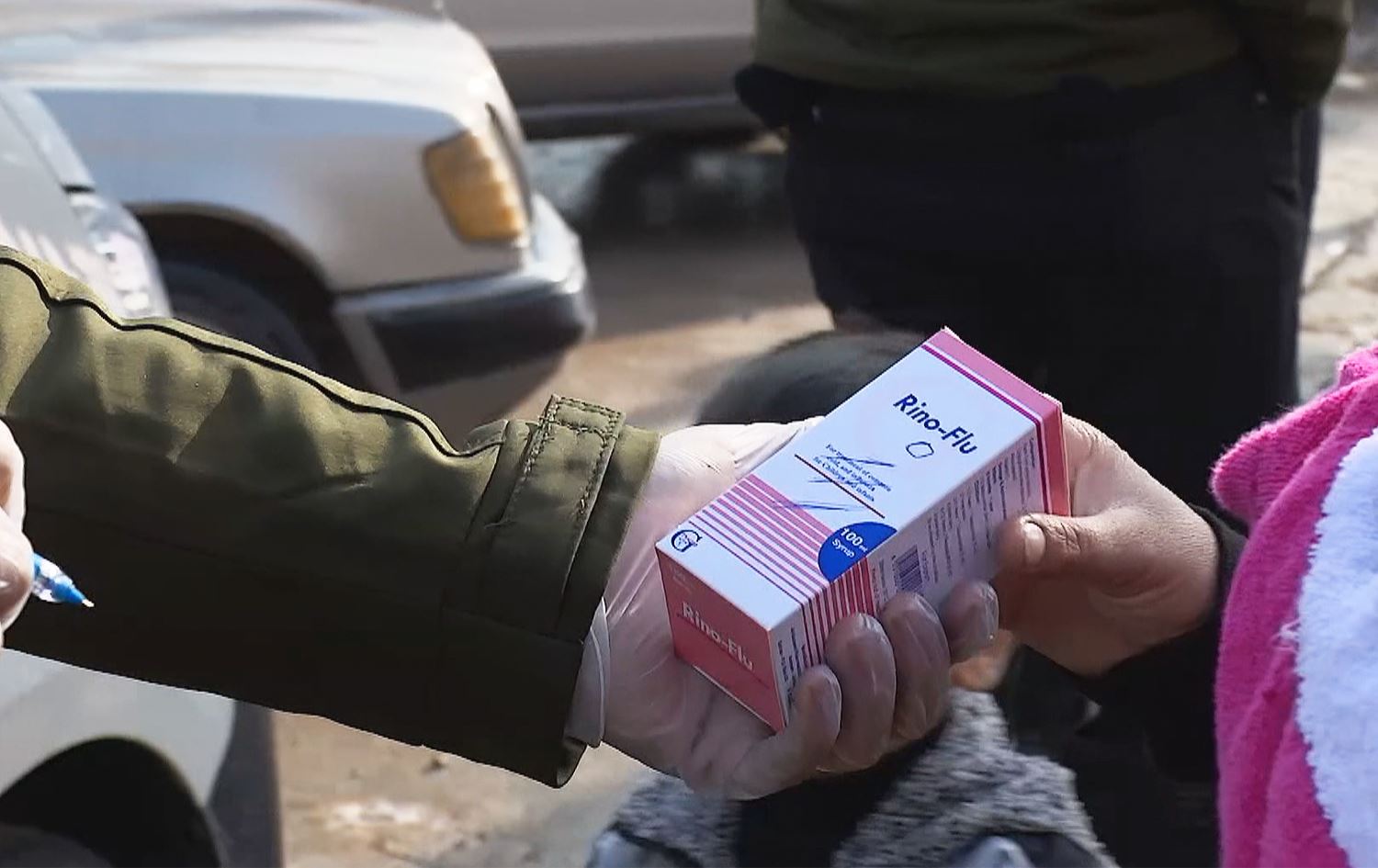 دەرمانێک دەدرێتە دەست ئاوارەیەکی رۆژئاوای کوردستان. وێنە: رووداو