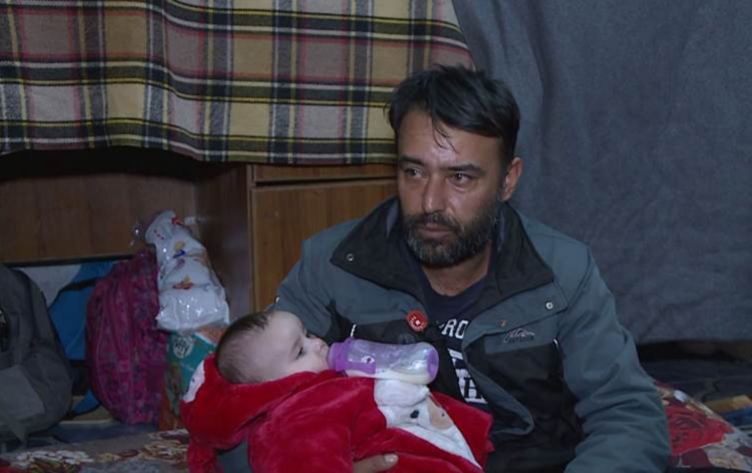 "سيلا" رضيعة نازحة في قامشلو تفقد والدتها برصاص المسلحين أثناء النزوح