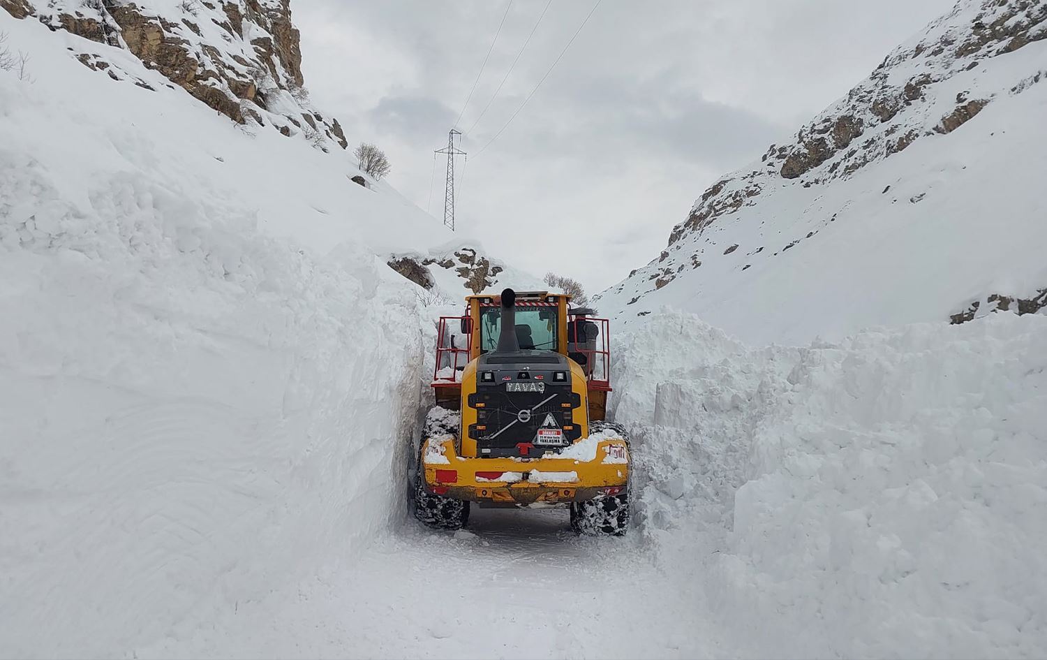Hakkari'de ekipler yolları açıyor / Foto: AA