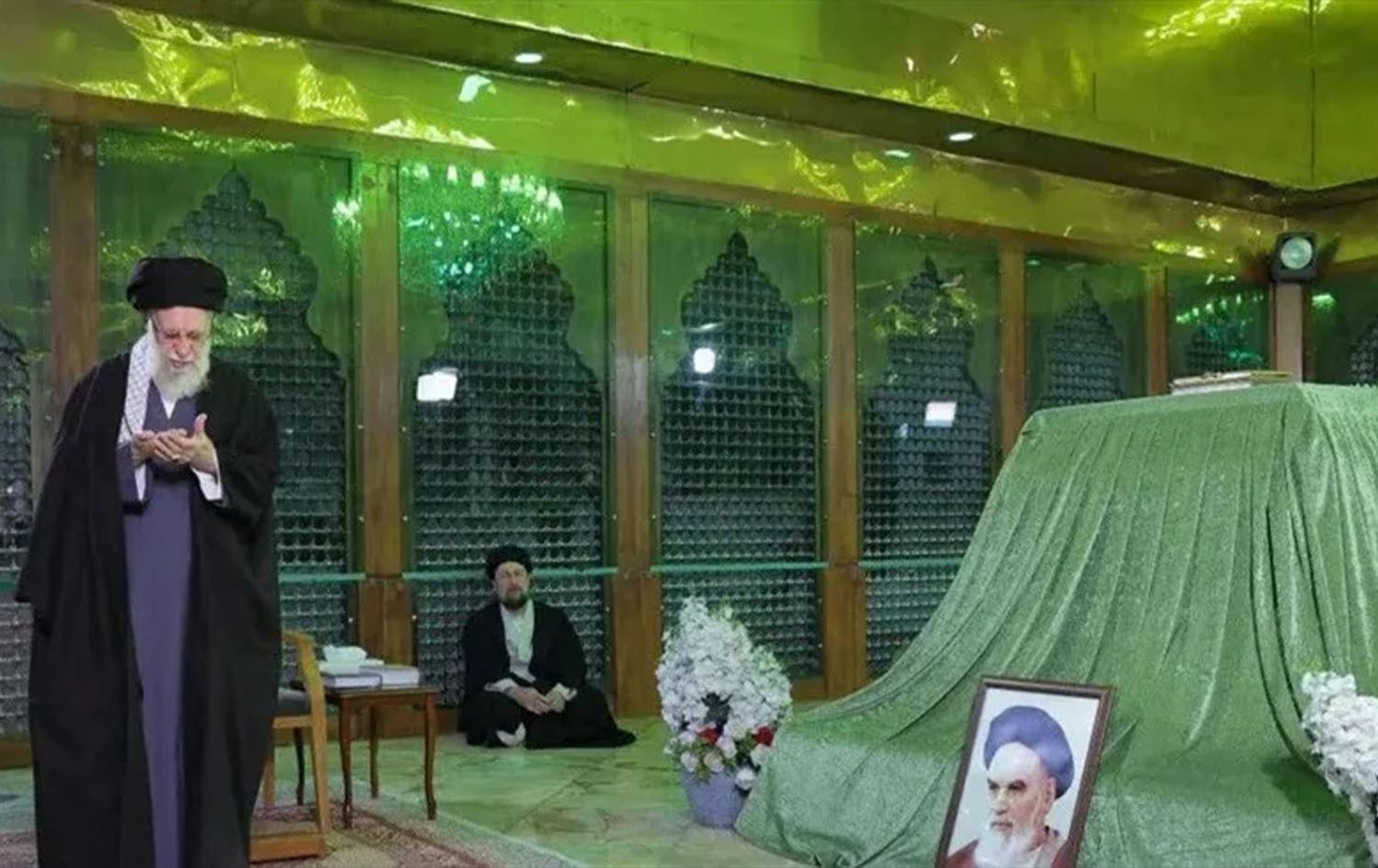 خامنئي يزور قبر مؤسس الجمهورية الإسلامية روح الله الخميني