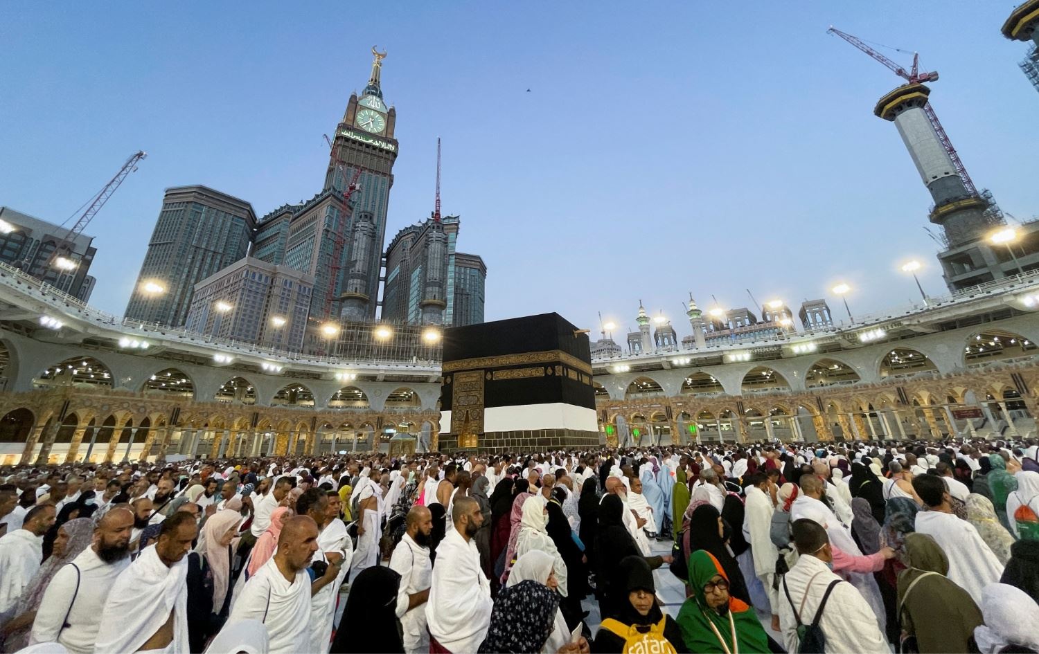 تەوافی حاجییان بەدەوری کەعبەدا لە مزگەوتی حەرام. وێنە: Reuters