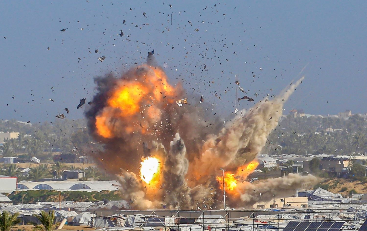 هێرشی ئیسرائیل بۆ سەر کەمپێکی ئاوارەکان لە خان یونس. وێنە: AFP