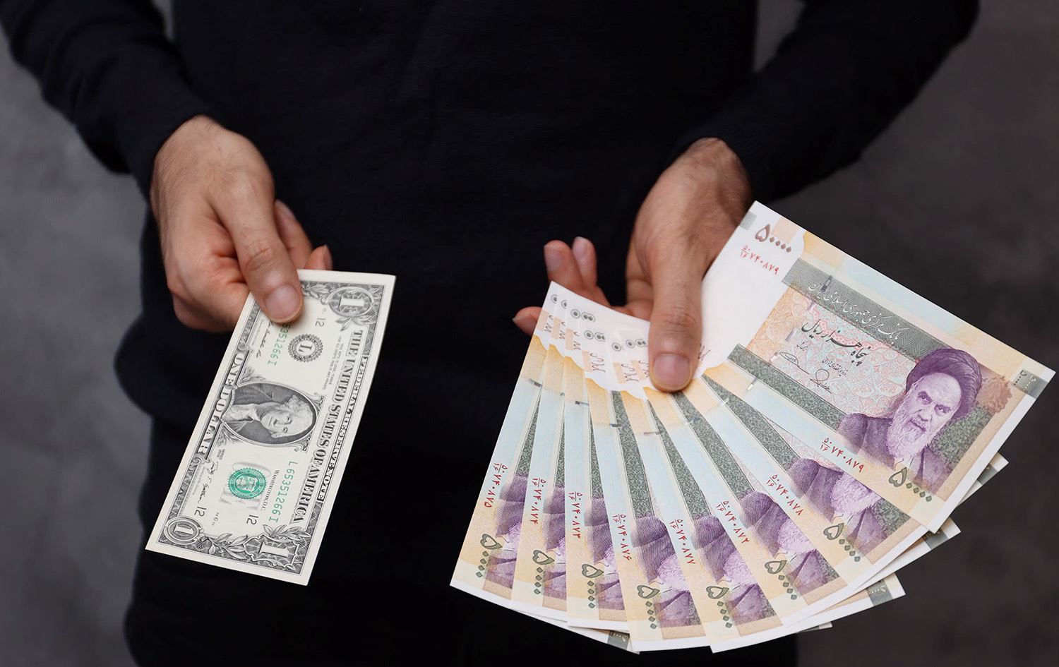 دولار أميركي وأوراق نقدية إيرانية