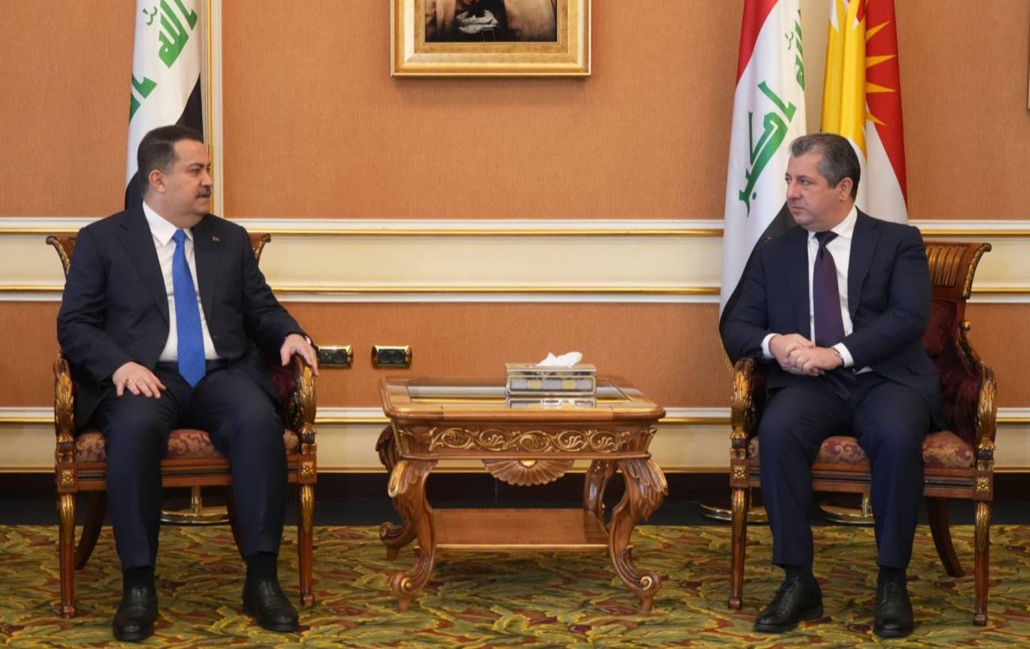 مسرور بارزاني مستقبلاً محمد شياع السوداني في مطار أربيل