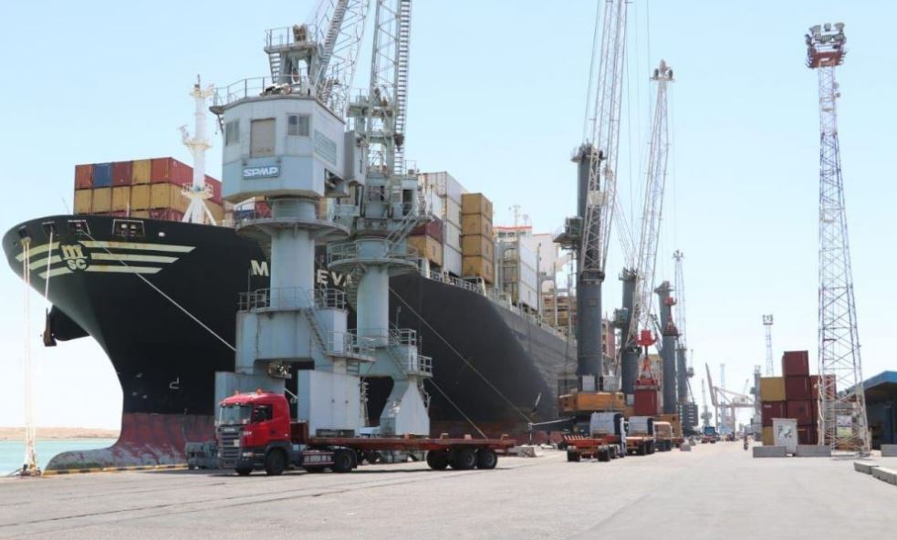 کۆنتێنەرێک لە بەندەری ئوم قەسر.