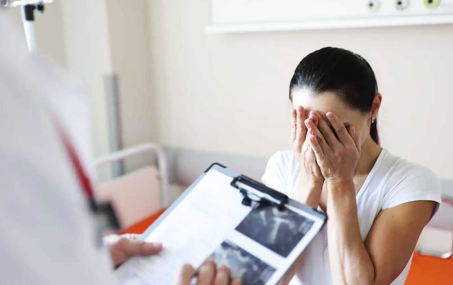 خەمی خانمێک کە هەواڵی لەبارچوونی کۆرپەلەکەی پێدەگوترێت. وێنە: eremnews