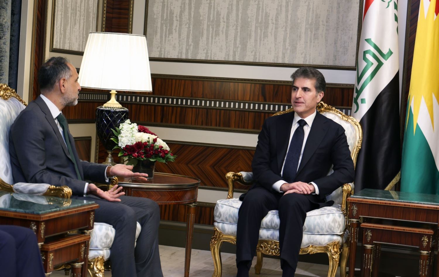 رئيس إقليم كوردستان نيجيرفان بارزاني والسفير البريطاني لدى العراق 