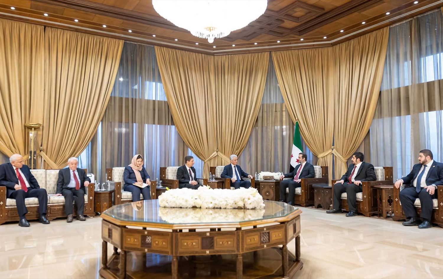 وفد المجلس الوطني الكوردي في سوريا أثناء لقائه بوزير الخارجية السوري، أسعد الشيباني في دمشق