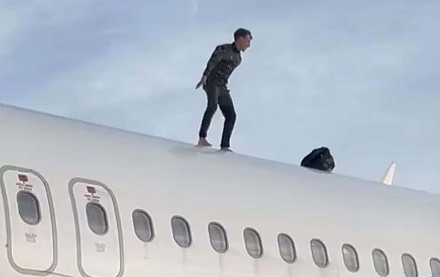 گەشتیارەکە چووەتە سەر فڕۆکە و گەشتێکی دواخست