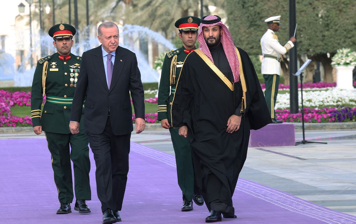 Erdoğan, Suudi Arabistan’da: Veliaht Prens Selman tarafından karşılandı