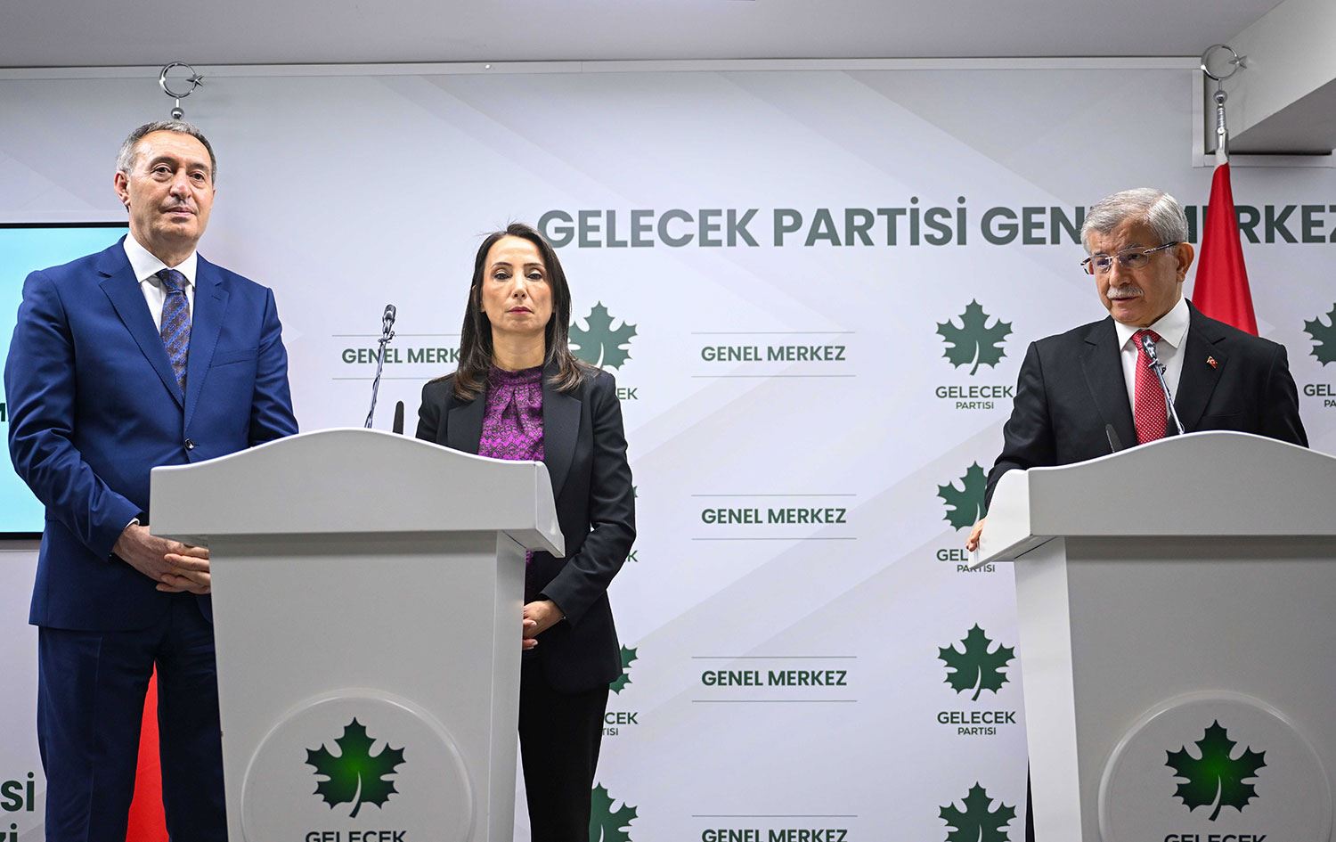 Davutoğlu: Suriye Kürtleri huzurlu değilse, Şam yönetimi de huzurlu olamaz